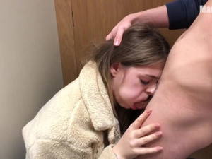 Русская девка делает глубокий минет в примерочной