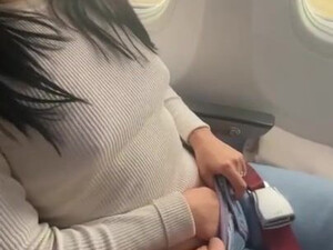 В самолёте не скучай — руку в трусики спускай и на публике кончай